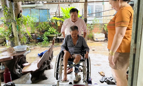 Over 55 persons with disabilities in Gia Lai receive suitable assistive devices
